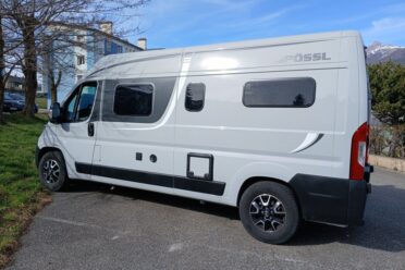 Fourgon aménagé posé sur un parking.