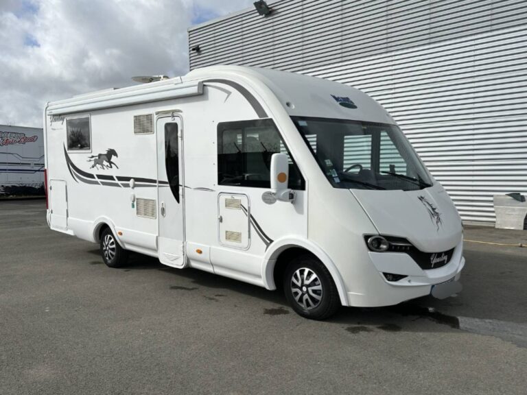 Camping-car blanc garé à l'extérieur.