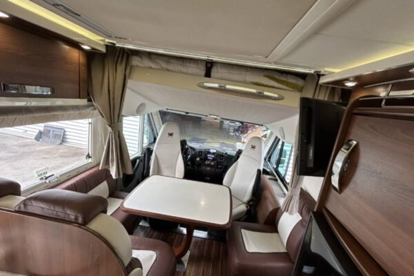 Intérieur d'un camping-car moderne et confortable.