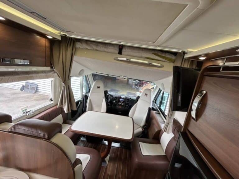 Intérieur d'un camping-car moderne et confortable.