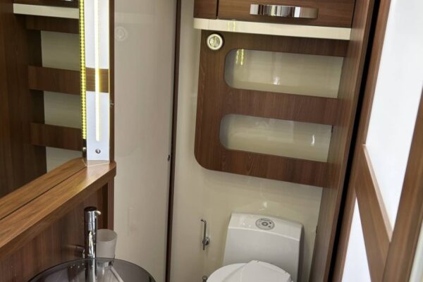 Salle de bain moderne en bois avec toilettes.