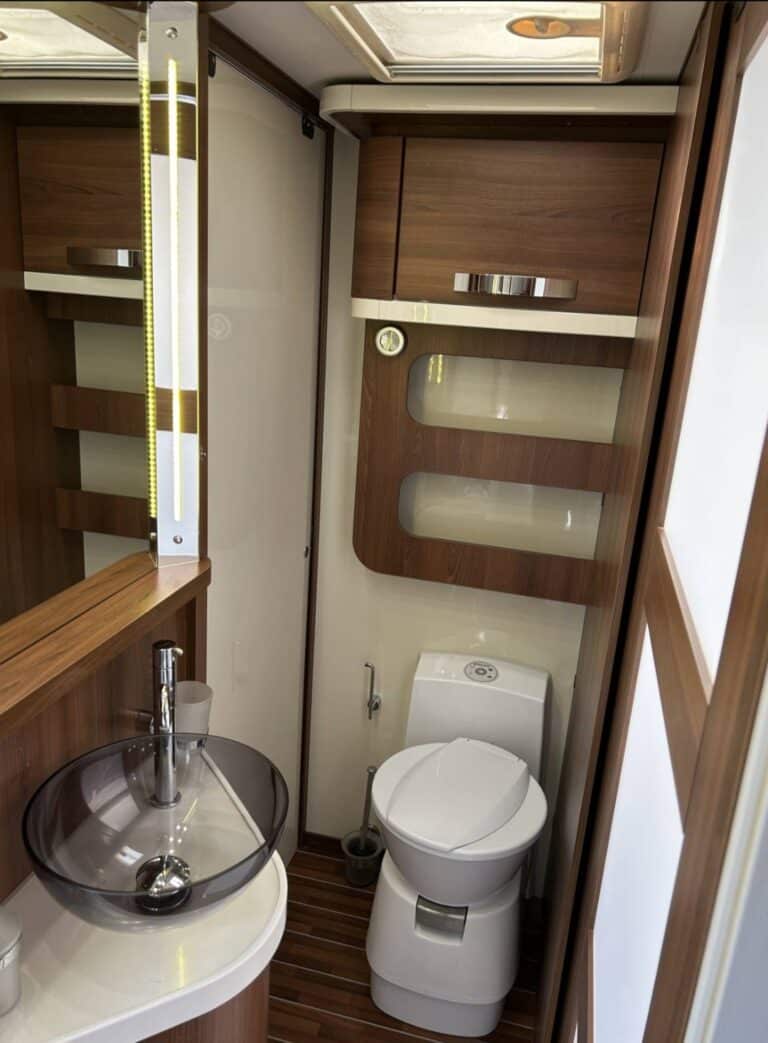 Salle de bain moderne en bois avec toilettes.