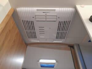 Climatiseur de plafond dans un camping-car moderne.