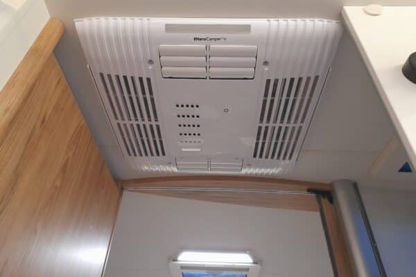 Climatiseur de plafond dans un camping-car moderne.