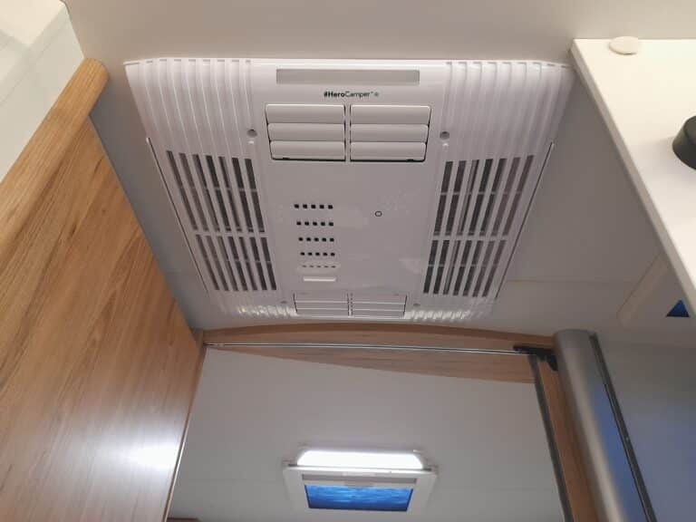 Climatiseur de plafond dans un camping-car moderne.