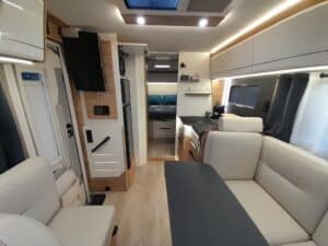 Intérieur de camping-car moderne et spacieux.