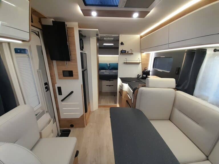 Intérieur de camping-car moderne et spacieux.