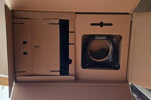 Aprire la confezione di un prodotto tecnologico.