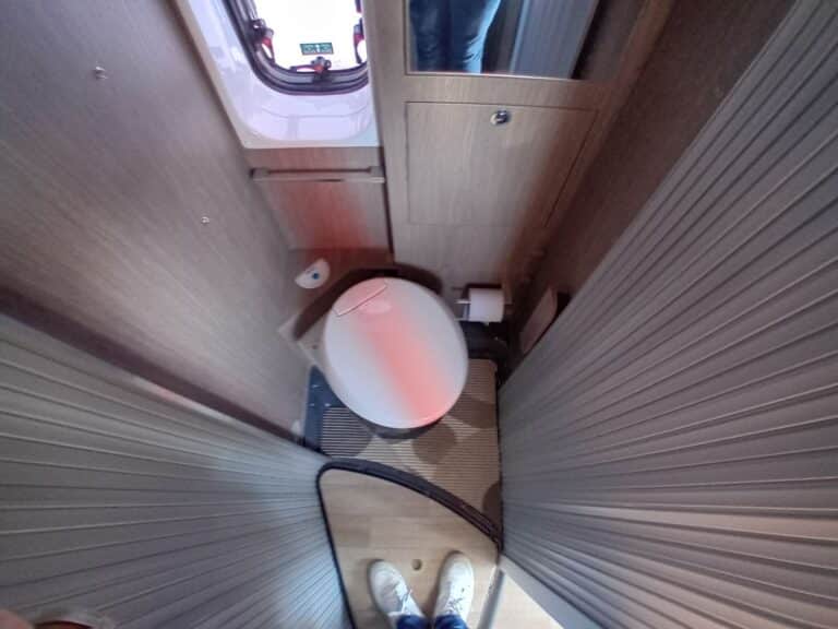Toilette compacte dans un espace réduit de camping-car.