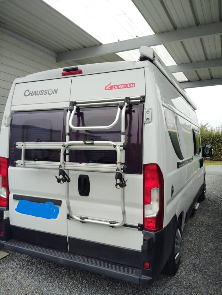 Camping-car Chausson Libertium stationné sous un auvent.