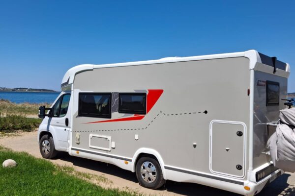 Wohnmobil geparkt in der Nähe des Meeres