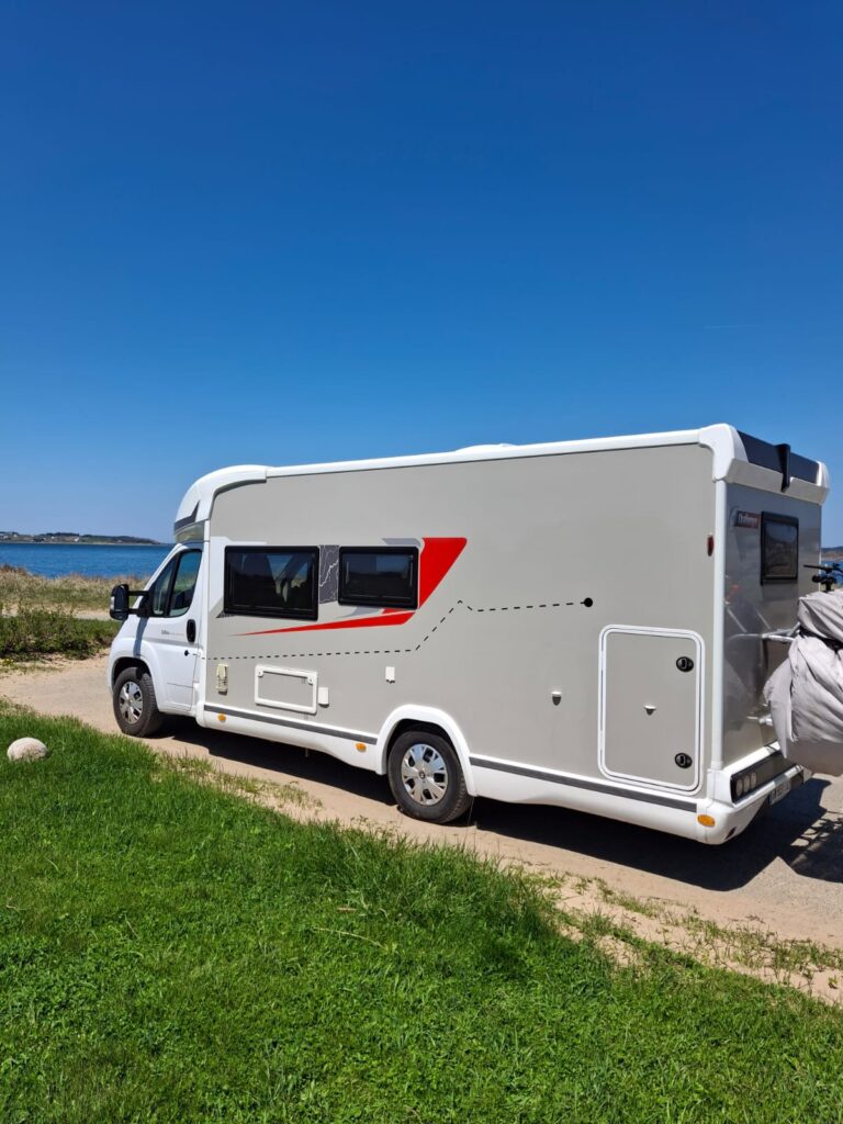 Camping-car stationné près de la mer