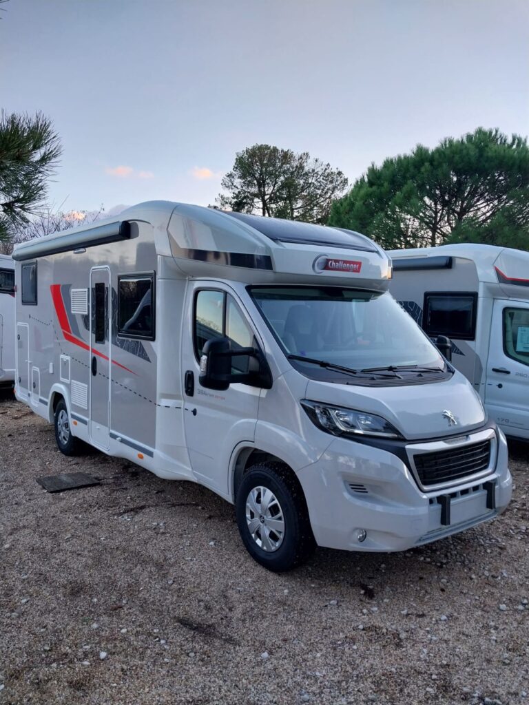 Camping-car stationné sous les arbres