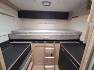 Lit escamotable dans un camping-car moderne