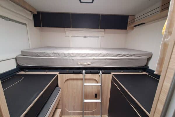 Hubbett in einem modernen Wohnmobil