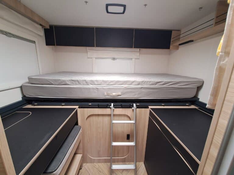 Lit escamotable dans un camping-car moderne