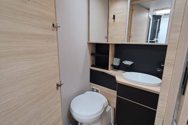 Modernes Badezimmer mit Toilette und Waschbecken.