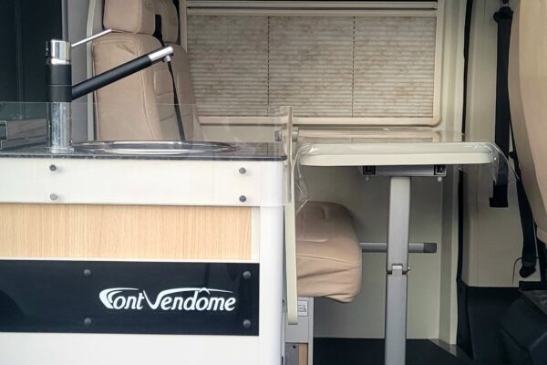 Intérieur d'un van aménagé moderne et compact.