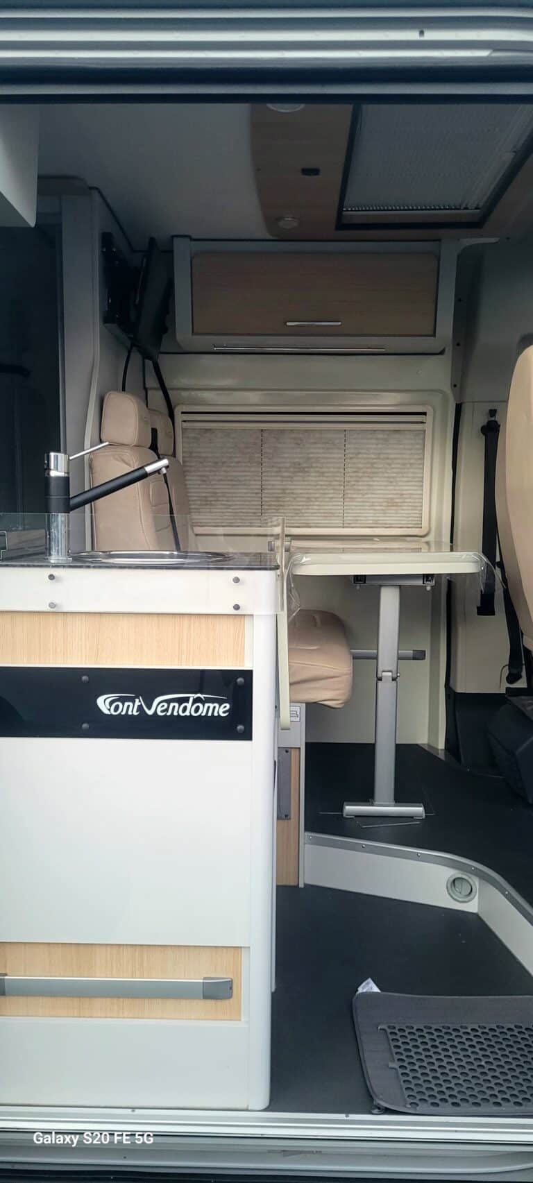 Intérieur d'un van aménagé moderne et compact.