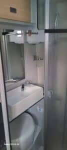 Salle de bain compacte avec lavabo et rangements