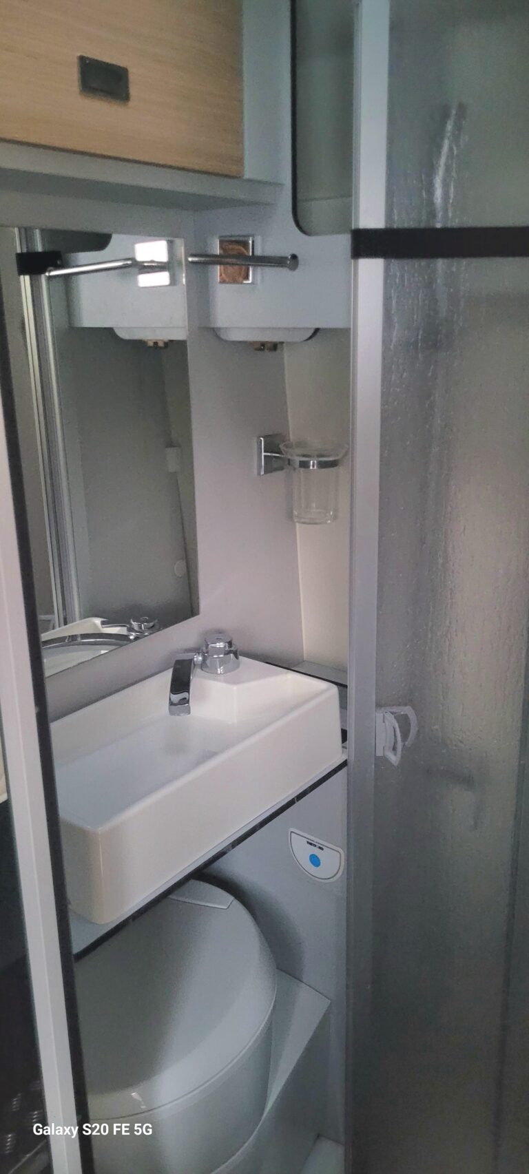Salle de bain compacte avec lavabo et rangements