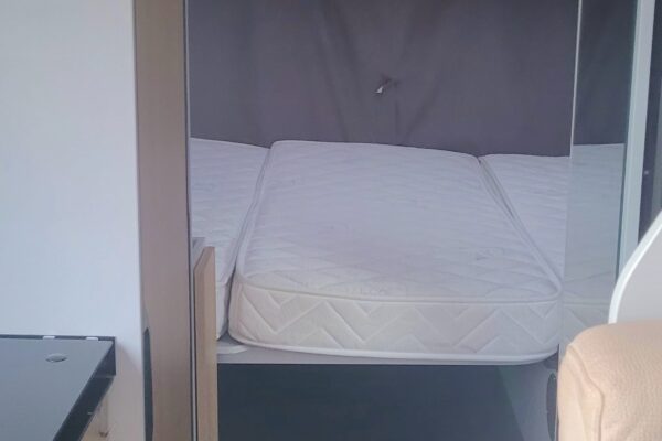 Intérieur moderne d'un camping-car avec lit double.