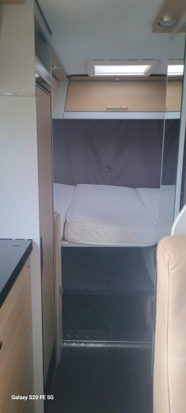 Intérieur moderne d'un camping-car avec lit double.