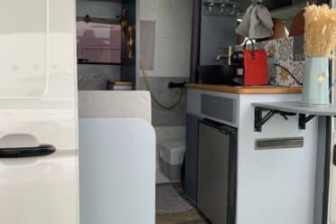 Intérieur d'un van aménagé moderne