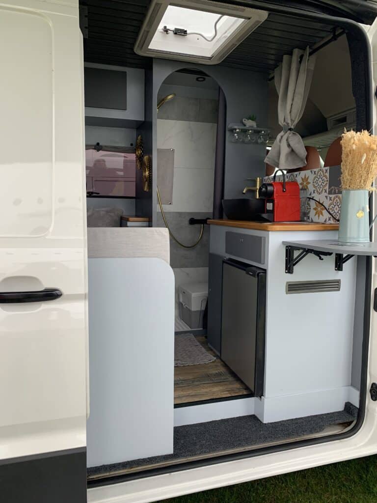 Intérieur d'un van aménagé moderne