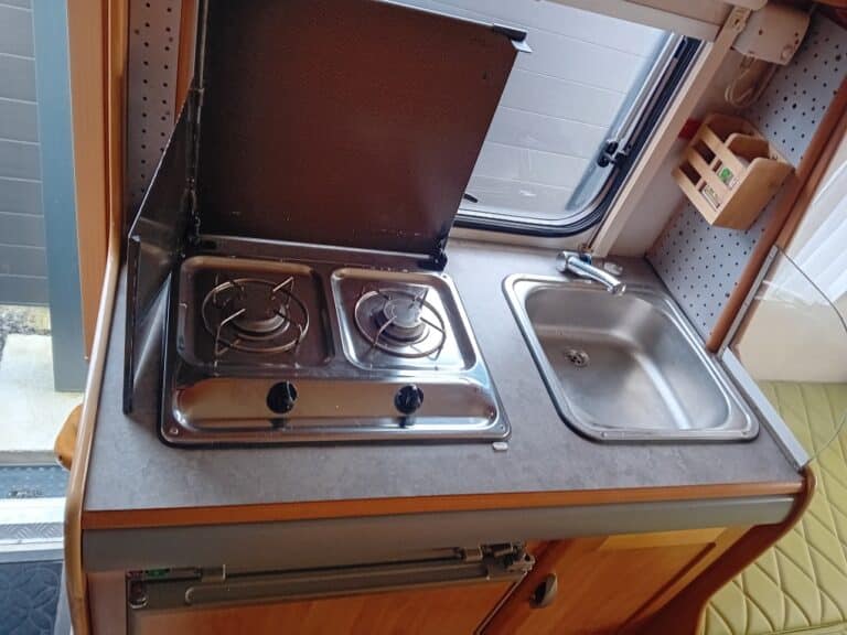 Cuisine de camping-car avec réchaud et évier.