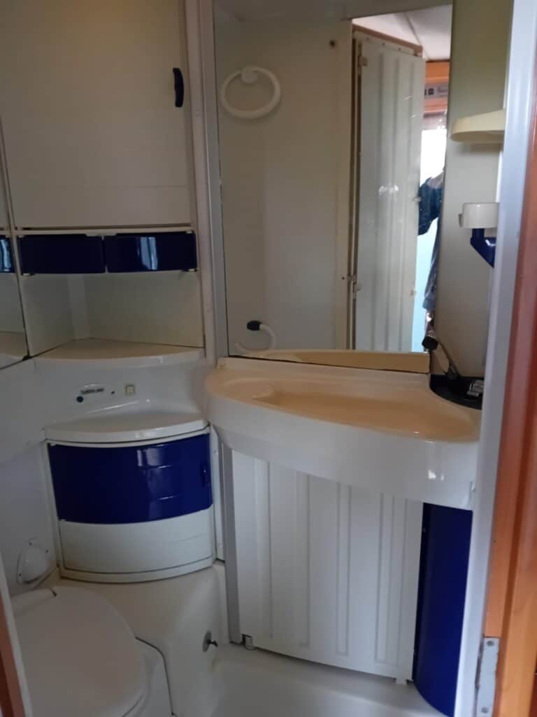 Petite salle de bain avec lavabo et toilettes.