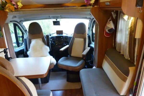 Geräumiger Innenraum eines modernen Wohnmobil.