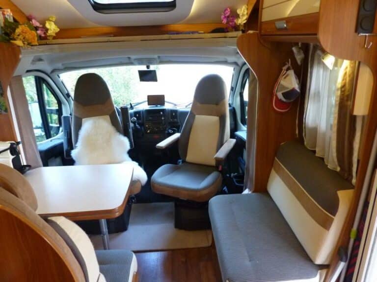 Intérieur spacieux d'un camping-car moderne.