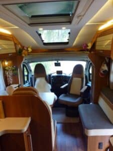 Intérieur de camping-car avec sièges confortables.