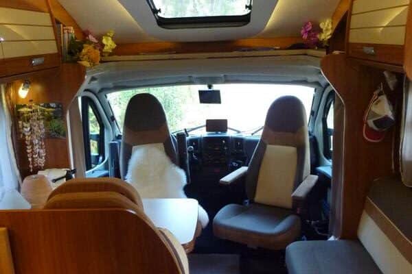 Innenausstattung von Wohnmobil mit bequemen Sitzen.