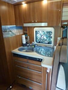 Cuisine compacte avec évier dans un camping-car.