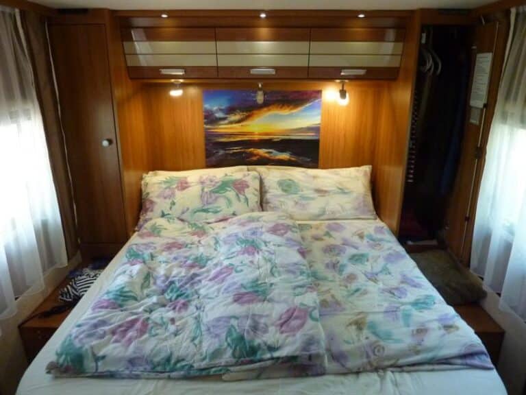 Lit confortable dans une chambre en bois