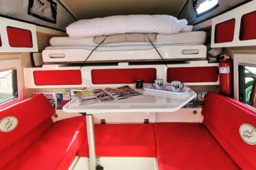 Intérieur de camping-car rouge et blanc moderne.