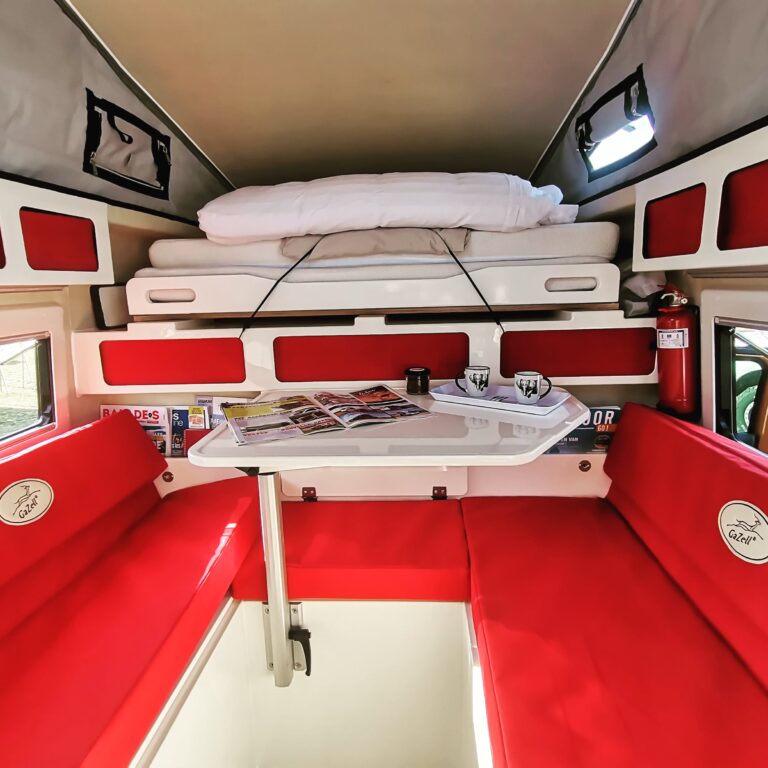 Intérieur de camping-car rouge et blanc moderne.