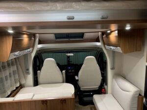 Intérieur d'un camping-car avec sièges et éclairage LED.