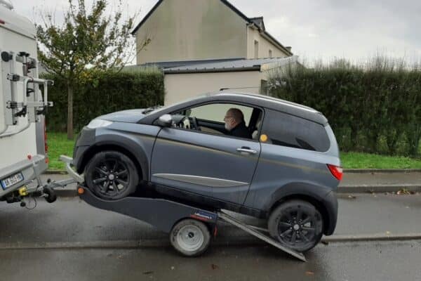 Auto auf Anhänger gezogen von Wohnmobil.