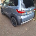 Voiture stationnée sur une allée en pavé.