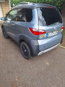 Voiture stationnée sur une allée en pavé.