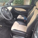 Intérieur de voiture noir et beige, vue de côté.