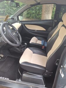 Intérieur de voiture noir et beige, vue de côté.