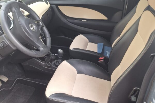 Schwarz-beiger Autoinnenraum, Seitenansicht.