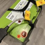 Batteria al litio fosfato verde con cavi ed etichette.