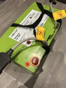 Batterie lithium phosphatée verte avec câbles et étiquettes.