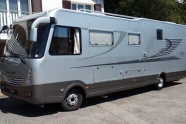 Wohnmobil vor einem Haus geparkt