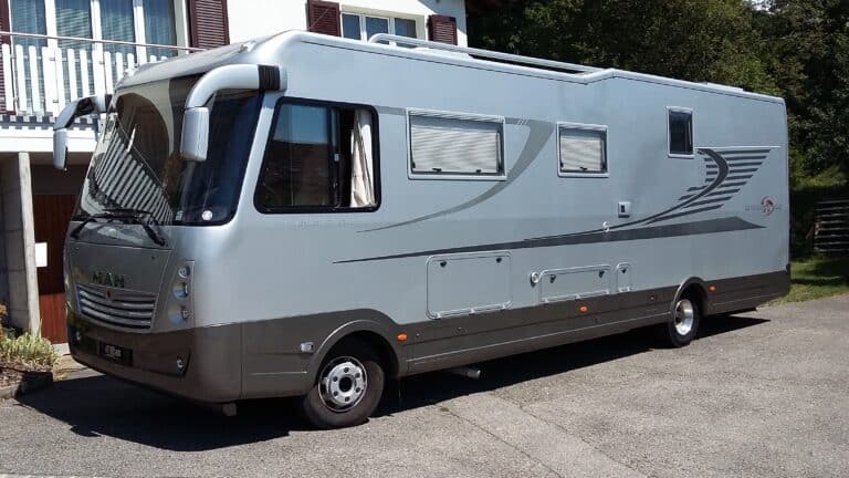 Camping-car stationné devant une maison